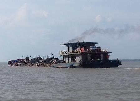 Tạm giữ 4 sà lan vận chuyển cát không rõ nguồn gốc