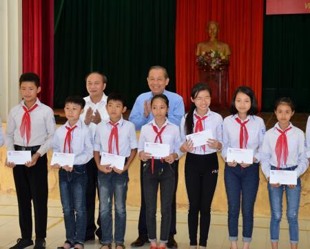 Phó Thủ tướng Trương Hòa Bình thăm Trung tâm Huấn luyện BĐBP và trao quà cho học sinh nghèo