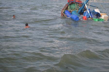 Tàu cá va vào đá ngầm bị chìm, 4 ngư dân được cứu sống