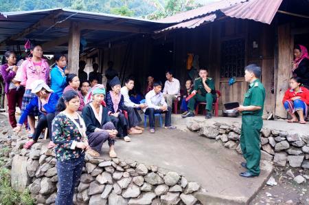 Tuyên truyền bầu cử ở một bản giáp biên