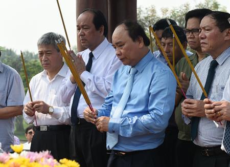 Thủ tướng Nguyễn Xuân Phúc viếng các anh hùng Liệt sĩ tại Quảng Trị