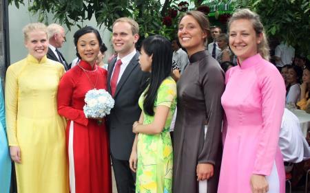 Áo dài "may nóng" chiêu dụ du khách