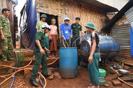 Dân khổ vì thiếu nước sạch