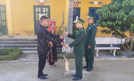 Loại bỏ súng tự chế ra khỏi đời sống người dân vùng cao