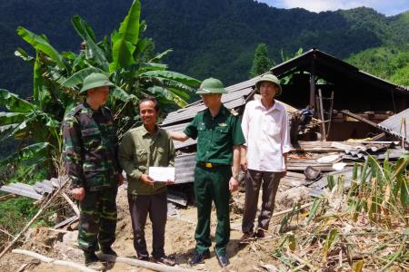 Lãnh đạo BĐBP Hà Giang thăm, tặng quà các gia đình bị thiệt hại do mưa lũ