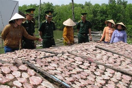 Đồng hành cùng phụ nữ vùng biển thoát nghèo
