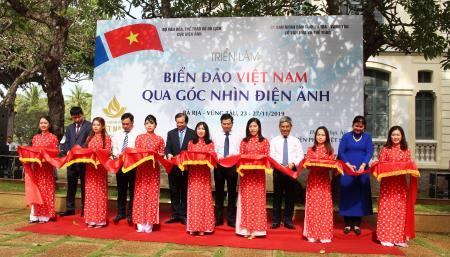 Khai mạc triển lãm “Biển, đảo Việt Nam qua góc nhìn điện ảnh”