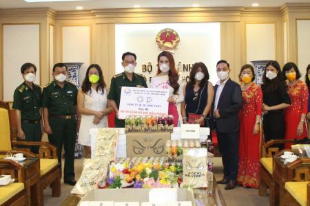 Cơ quan Thường trực Bộ Tư lệnh BĐBP tiếp nhận vật tư y tế phòng, chống dịch Covid-19