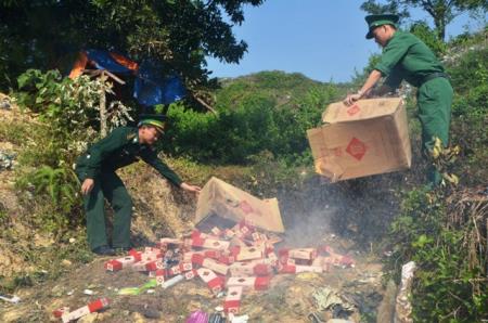 Tiêu hủy gần 2.500 bao thuốc lá nhập lậu