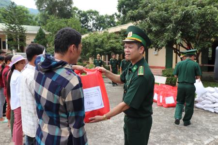 Tặng quà người dân và học sinh bị thiệt hại do mưa lũ ở Mường Lát