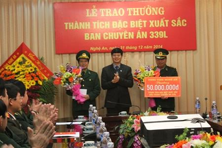 Thưởng nóng Ban Chuyên án 339L đấu tranh bắt giữ đối tượng vận chuyển 20 bánh hê-rô-in qua biên giới