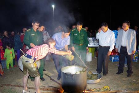 Tặng quà và hơn 1.640 cặp bánh chưng xanh cho người nghèo biên giới Kon Tum