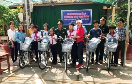 Tặng quà học sinh nghèo ở khu vực biên giới
