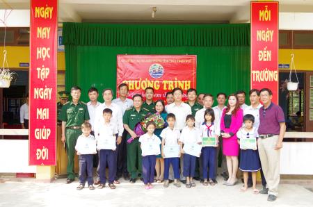 BĐBP Thừa Thiên Huế trao hỗ trợ “Nâng bước đến trường” cho 7 học sinh