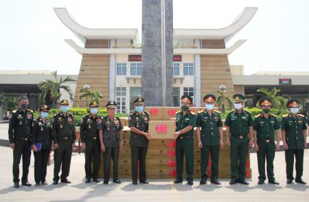 Trao tặng vật tư y tế cho Bộ Quốc phòng Campuchia phòng, chống dịch Covid-19