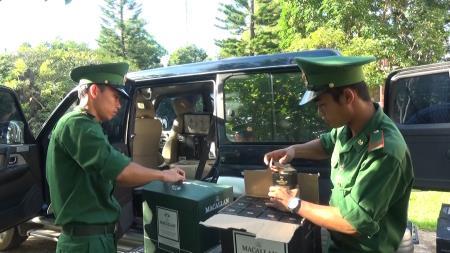 Bị phát hiện, tài xế bỏ lại xe ô tô và gần 500 chai rượu Maccallan rồi trốn thoát