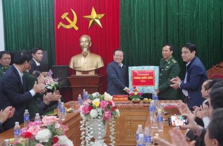 Phó Chủ tịch Quốc hội Phùng Quốc Hiển thăm Đồn Biên phòng Hạnh Dịch