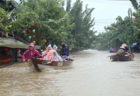 Sau bão, miền Trung "oằn mình" trong mưa lũ