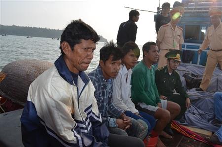 Ngư dân Quảng Ngãi, Bình Định cứu 11 người nước ngoài trôi dạt trên biển