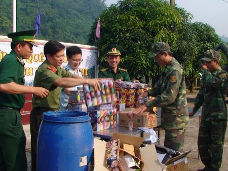 Đồn BPCKQT Cha Lo tiêu hủy 50 kg pháo các loại
