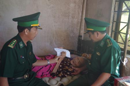 Đồn BP Đề Ghi thăm, tặng quà Mẹ Việt Nam anh hùng