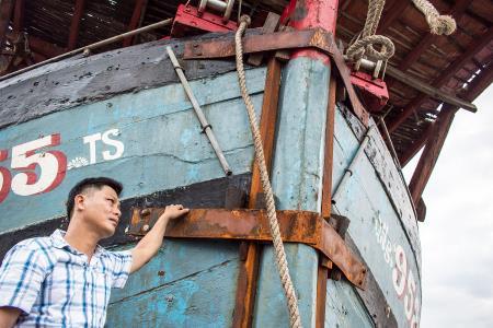Dìu nhau trong lốc xoáy