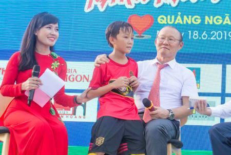Huấn luyện viên Park Hang Seo giao lưu với người dân Quảng Ngãi