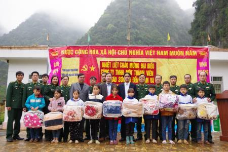 Tặng quà học sinh có hoàn cảnh khó khăn trên địa bàn biên giới tỉnh Cao Bằng