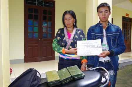 Bắt giữ 2 đối tượng vận chuyển 7 bánh heroin
