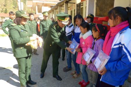 Đong đầy nghĩa tình biên cương