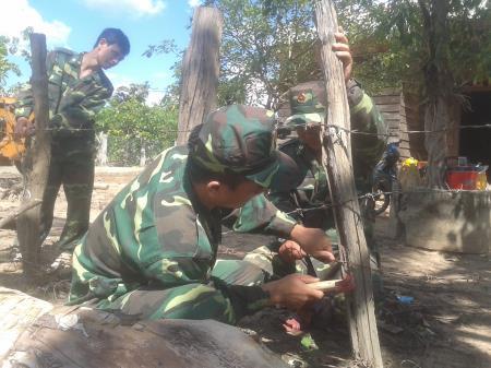 "Như núi Chư Pông đứng bên mặt trời…"