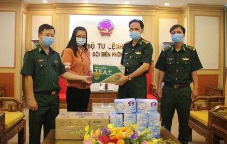 Trao tặng 900 chiếc khẩu trang vải kháng khuẩn và 200 chai nước rửa tay sát khuẩn cho BĐBP