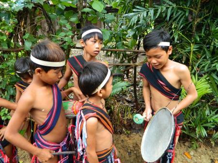 Khi tiếng trống, chiêng lặng dần...