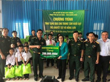 BĐBP TP Hồ Chí Minh: Tặng quà cho trẻ em khuyết tật và ngư dân nghèo Quảng Ngãi