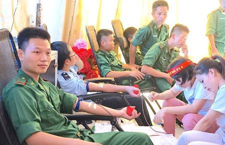 Sôi động Ngày hội "Giọt hồng xứ Nghệ"