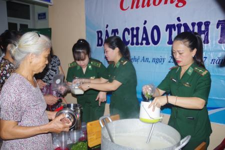 BĐBP Nghệ An: 300 bát cháo tình thương đến với bệnh nhân nghèo