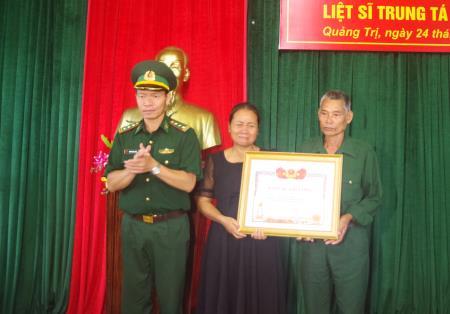 Trao Bằng Tổ quốc ghi công cho thân nhân liệt sỹ Hồ Văn Vỹ