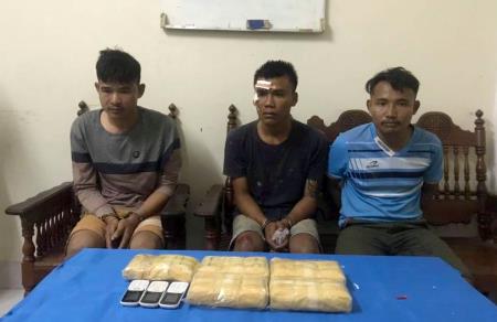Bắt 3 đối tượng vận chuyển 30.000 viên ma túy từ Lào về Việt Nam