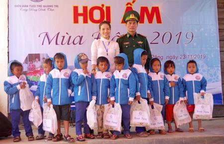Tặng quà nhân dân và học sinh nghèo biên giới tỉnh Quảng Trị