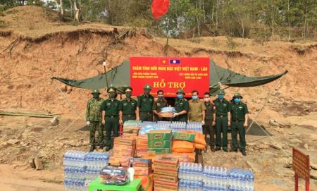Hỗ trợ vật tư y tế và tặng quà cho lực lượng phòng, chống dịch Covid-19 của Lào