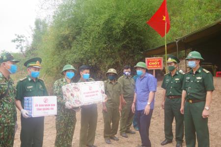 Thăm, tặng quà cho các lực lượng thường trực tại các chốt dã chiến phòng, chống dịch Covid-19 trên biên giới