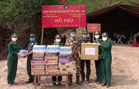Tặng quà cho lực lượng làm nhiệm vụ phòng, chống dịch Covid-19 của Việt Nam và Lào