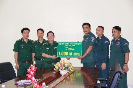 BĐBP Tây Ninh tặng 1.000 lít xăng cho Ty Công an tỉnh Tbong Khmum, Campuchia