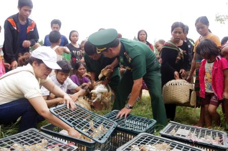 Hỗ trợ sinh kế cho người dân biên giới nước bạn Lào