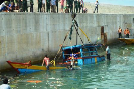 BĐBP Hà Tĩnh giúp dân trục vớt 2 tàu cá bị chìm do bão số 2