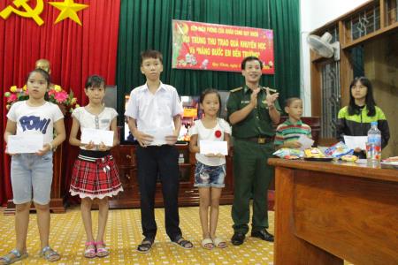 Đồn BPCK cảng Quy Nhơn tổ chức Trung thu, trao quà khuyến học cho trẻ em
