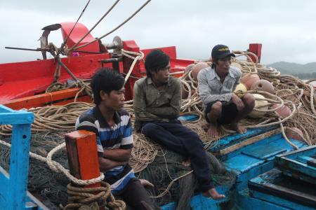 Phú Yên: Một tàu cá bị chìm, 4 ngư dân được cứu sống
