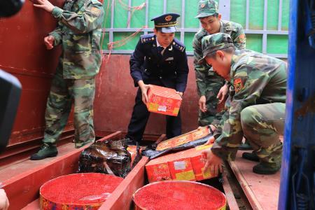Đấu tranh ngăn chặn đi đôi với tuyên truyền pháp luật