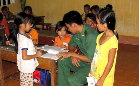 Những người “đưa đò” của học sinh nghèo biên giới