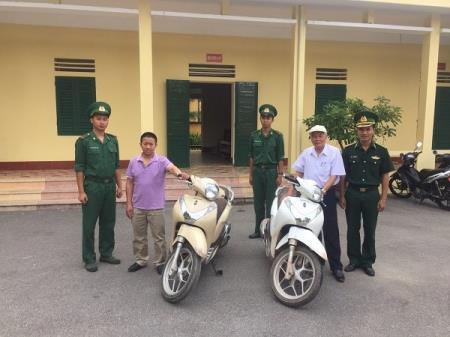 Đồn Biên phòng cửa khẩu Hoành Mô trao trả xe máy cho người bị mất cắp
